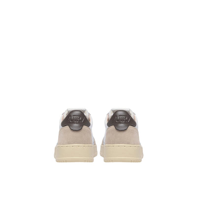 Acquista subito le Sneakers Uomo, in pelle, punta tonda traforata e suola in gomma firmate Autry su Old England: vieni a scoprire tutta la collezione sul nostro sito