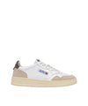 Acquista subito le Sneakers Uomo, in pelle, punta tonda traforata e suola in gomma firmate Autry su Old England: vieni a scoprire tutta la collezione sul nostro sito