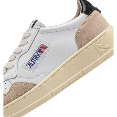 Sneakers Uomo Medalist Low in pelle bianca e suede beige dettaglio