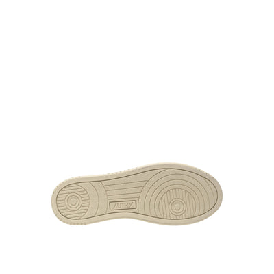 Acquista subito le Sneakers Uomo, in pelle, suola in gomma e punta tonda traforata firmate Autry su Old England: vieni a scoprire tutta la collezione sul nostro sito