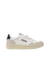 Acquista subito le Sneakers Uomo, in pelle, suola in gomma e punta tonda traforata firmate Autry su Old England: vieni a scoprire tutta la collezione sul nostro sito