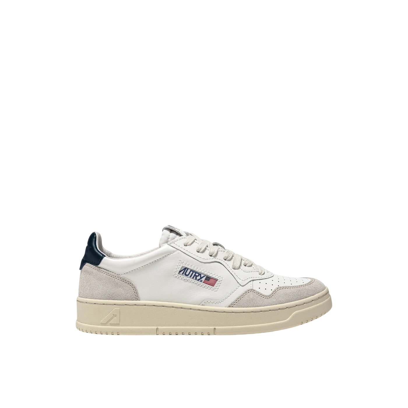 Acquista subito le Sneakers Uomo, in pelle, suola in gomma e punta tonda traforata firmate Autry su Old England: vieni a scoprire tutta la collezione sul nostro sito