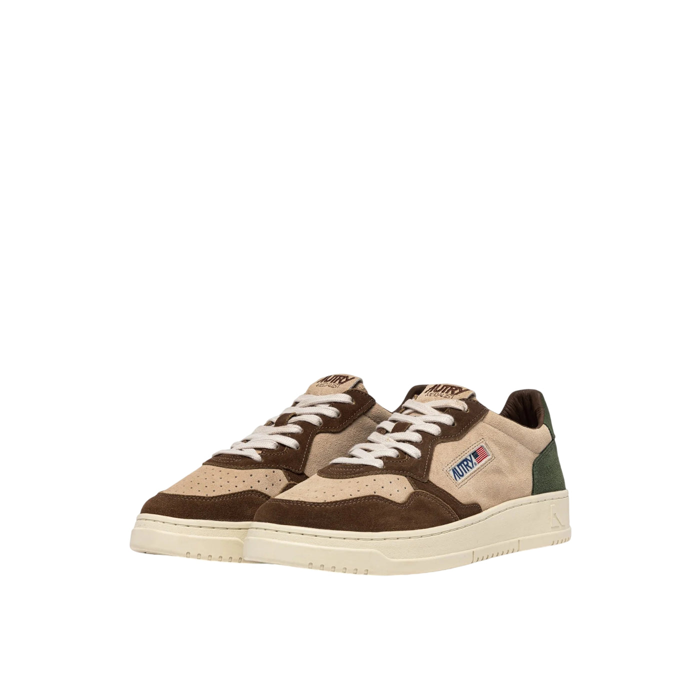 Acquista subito la Sneakers Uomo, in camoscio, punta tonda traforata e label con ricamo cucita sulla linguetta, firmata Autry su Old England: vieni a scoprire tutta la collezione sul nostro sito