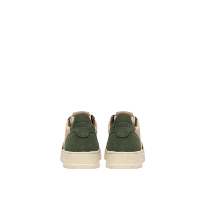 Acquista subito la Sneakers Uomo, in camoscio, punta tonda traforata e label con ricamo cucita sulla linguetta, firmata Autry su Old England: vieni a scoprire tutta la collezione sul nostro sito