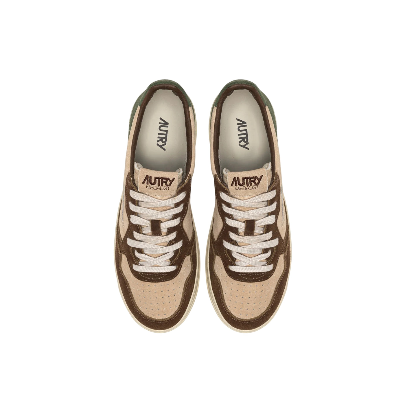 Acquista subito la Sneakers Uomo, in camoscio, punta tonda traforata e label con ricamo cucita sulla linguetta, firmata Autry su Old England: vieni a scoprire tutta la collezione sul nostro sito