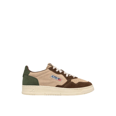 Acquista subito la Sneakers Uomo, in camoscio, punta tonda traforata e label con ricamo cucita sulla linguetta, firmata Autry su Old England: vieni a scoprire tutta la collezione sul nostro sito