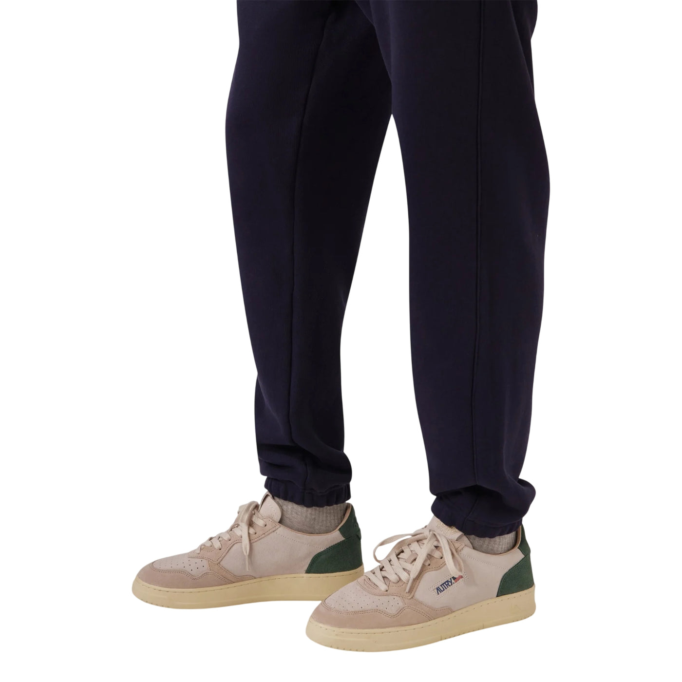 Acquista subito la Sneakers Uomo, in pelle scamosciata, lacci piatti di cotone e punta tonda traforata, firmata Autry su Old England: vieni a scoprire tutta la collezione sul nostro sito