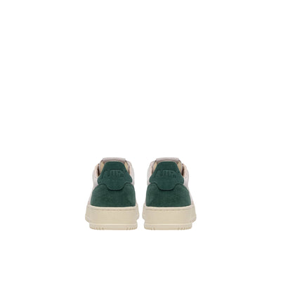 Acquista subito la Sneakers Uomo, in pelle scamosciata, lacci piatti di cotone e punta tonda traforata, firmata Autry su Old England: vieni a scoprire tutta la collezione sul nostro sito