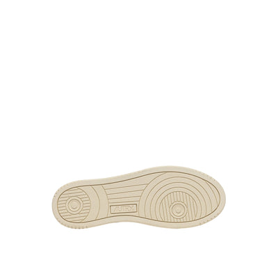 Acquista subito la Sneakers Uomo, in pelle scamosciata, lacci piatti di cotone e punta tonda traforata, firmata Autry su Old England: vieni a scoprire tutta la collezione sul nostro sito