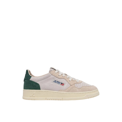 Acquista subito la Sneakers Uomo, in pelle scamosciata, lacci piatti di cotone e punta tonda traforata, firmata Autry su Old England: vieni a scoprire tutta la collezione sul nostro sito