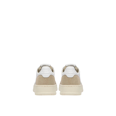 Acquista subito la Sneakers Donna, realizzata in pelle, suola di gomma e label con ricamo cucita sulla linguetta, firmata Autry su Old England: vieni a scoprire tutta la collezione sul nostro sito 