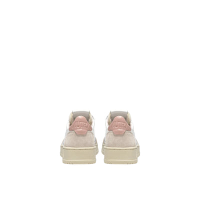 Acquista subito le Sneakers Donna, realizzate in pelle bianca morbida con rinforzi in suede beige e dettagli in pelle rosa sul tallone, firmate Autry su Old England: vieni a scoprire tutta la collezione sul nostro sito