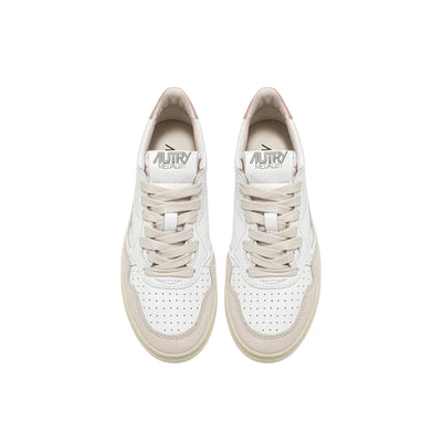 Acquista subito le Sneakers Donna, realizzate in pelle bianca morbida con rinforzi in suede beige e dettagli in pelle rosa sul tallone, firmate Autry su Old England: vieni a scoprire tutta la collezione sul nostro sito