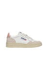 Acquista subito le Sneakers Donna, realizzate in pelle bianca morbida con rinforzi in suede beige e dettagli in pelle rosa sul tallone, firmate Autry su Old England: vieni a scoprire tutta la collezione sul nostro sito