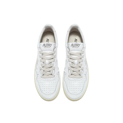 Acquista subito la Sneakers Donna, realizzata in pelle, suola in gomma e punta con microfori, firmata Autry, su Old England: vieni a scoprire tutta la collezione sul nostro sito