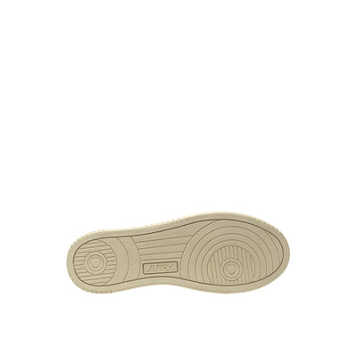 Acquista subito la Sneakers Donna, in pelle, suola di gomma e punta traforata, firmata Autry su Old England: vieni a scoprire tutta la collezione sul nostro sito