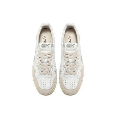 Acquista subito la Sneakers Donna, in pelle, suola di gomma e punta traforata, firmata Autry su Old England: vieni a scoprire tutta la collezione sul nostro sito