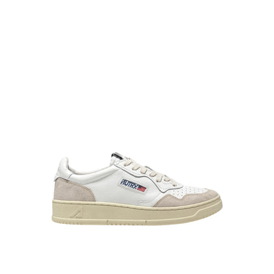 Acquista subito la Sneakers Donna, in pelle, suola di gomma e punta traforata, firmata Autry su Old England: vieni a scoprire tutta la collezione sul nostro sito
