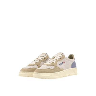 Acquista subito la Sneakers Donna, in pelle scamosciata, punta tonda traforata e label con ricamo cucita sulla linguetta, firmata Autry su Old England: vieni a scoprire tutta la collezione sul nostro sito