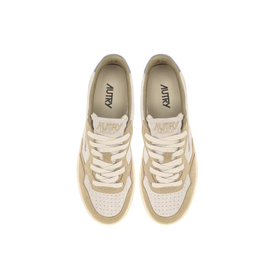 Acquista subito la Sneakers Donna, in pelle scamosciata, punta tonda traforata e label con ricamo cucita sulla linguetta, firmata Autry su Old England: vieni a scoprire tutta la collezione sul nostro sito