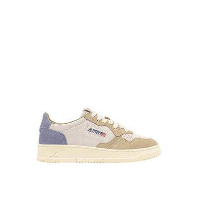 Acquista subito la Sneakers Donna, in pelle scamosciata, punta tonda traforata e label con ricamo cucita sulla linguetta, firmata Autry su Old England: vieni a scoprire tutta la collezione sul nostro sito