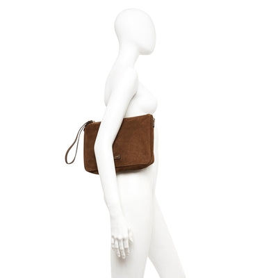 Borsa Donna Nora Pouch con cinturino Marrone su modella