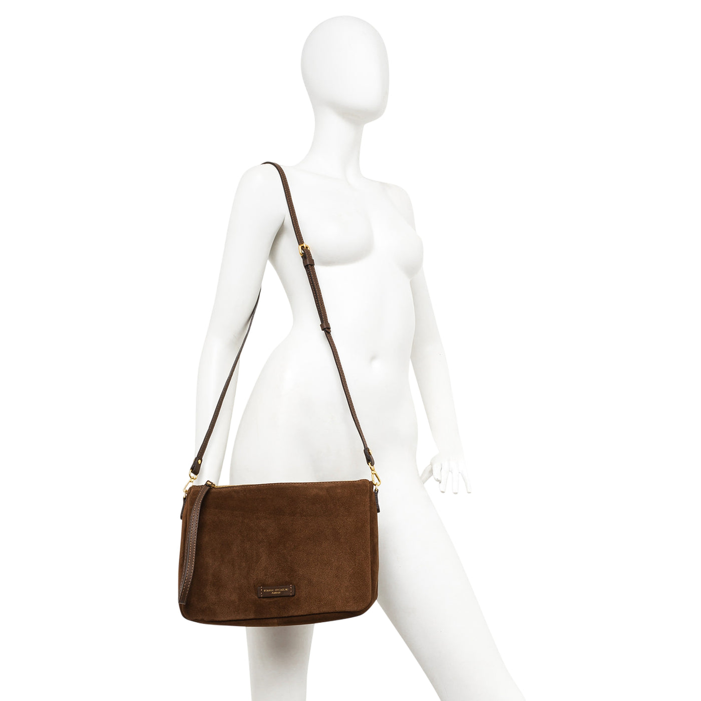 Borsa Donna Nora Pouch con cinturino Marrone indossata a tracolla su modella