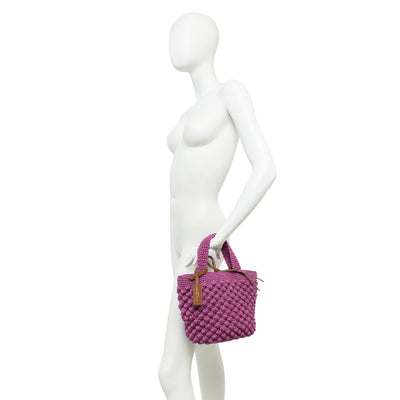 Borsa a mano da Donna effetto bubble viola indossata da modella a mano