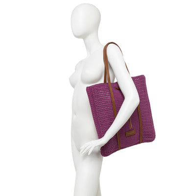 Borsa da donna a spalla traforata viola su modella