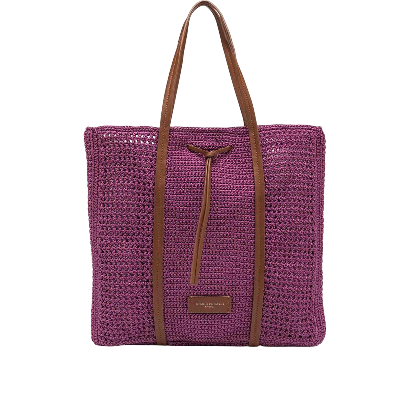 Acquista subito la Borsa donna, in tessuto uncinetto, chiusura con magnete, doppi manici in pelle e targhetta in pelle con logo, firmata Gianni Chiarini su Old England: vieni a scoprire tutta la collezione sul nostro sito.