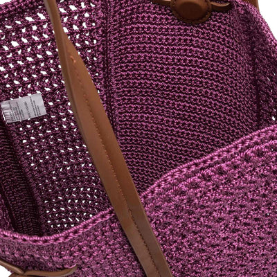 Acquista subito la Borsa donna, in tessuto uncinetto, chiusura con magnete, doppi manici in pelle e targhetta in pelle con logo, firmata Gianni Chiarini su Old England: vieni a scoprire tutta la collezione sul nostro sito.