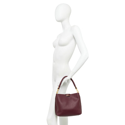 Borsa a mano Donna con manico con moschettoni Bordeaux indossata a mano