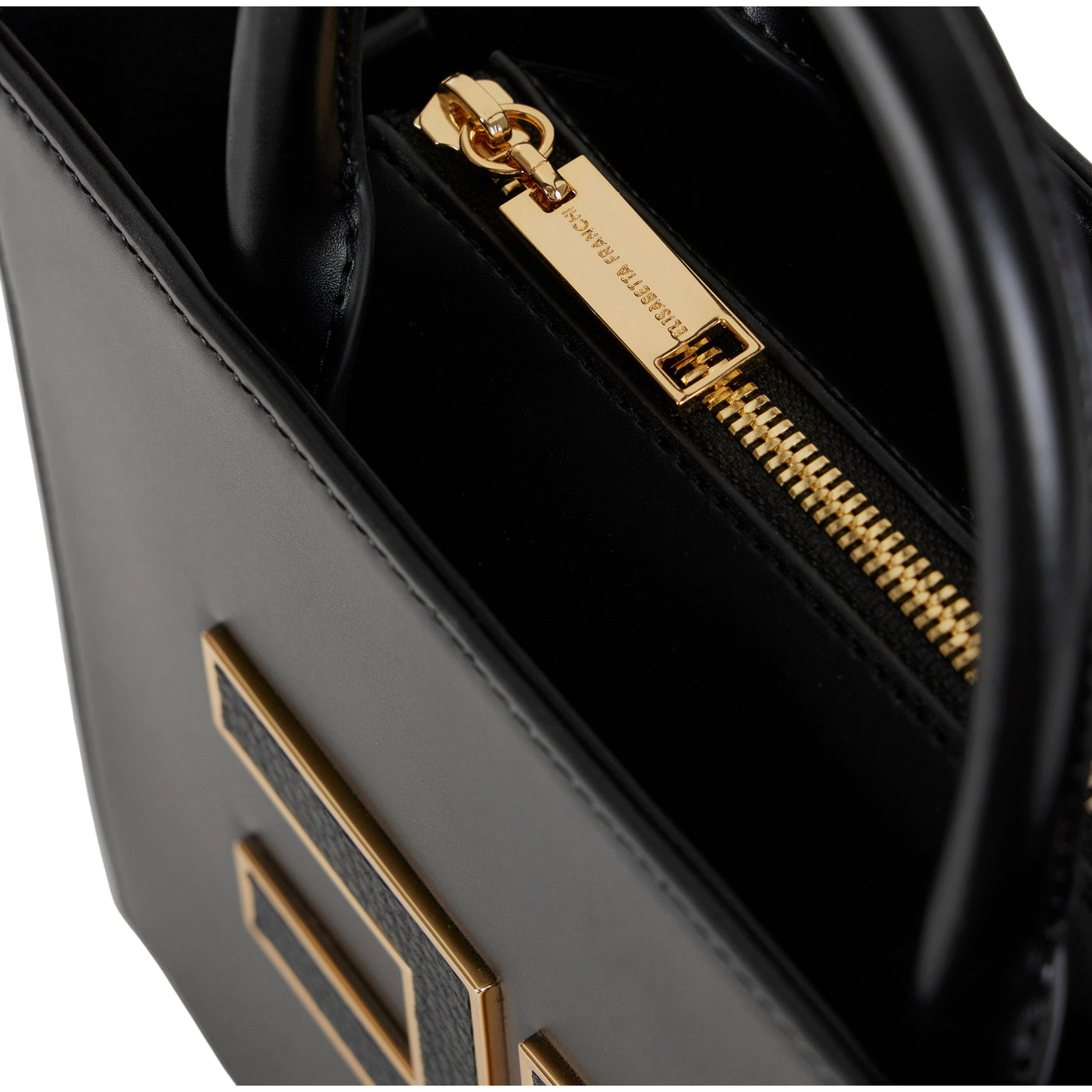 Acquista subito la Borsa Donna, effetto pelle, doppi manici tubolari e chiusura con zip firmata Elisabetta Franchi su Old England: vieni a scoprire tutta la collezione sul nostro sito