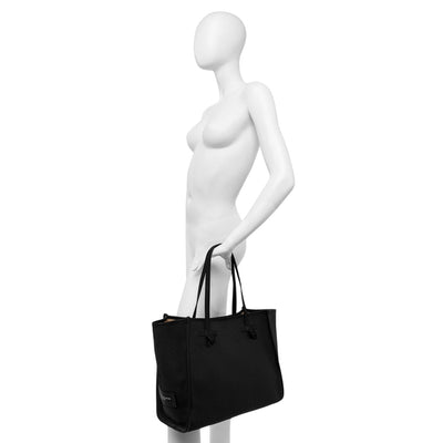 Borsa Shopper Donna Nero con pochette su modella