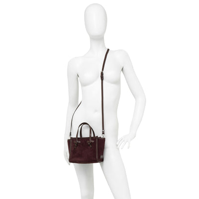 Borsa Donna a mano Miss Marcella piccola bordeaux indossata a tracolla da modella