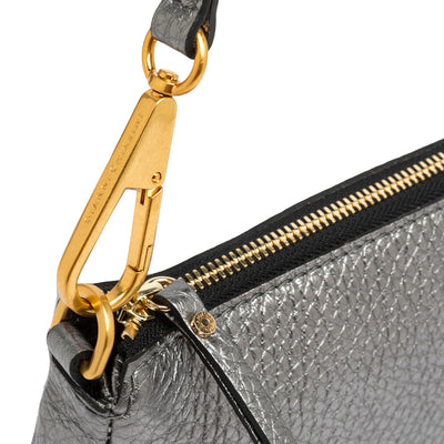 Borsa a spalla Donna in pelle argento con logo dettaglio moschettone

