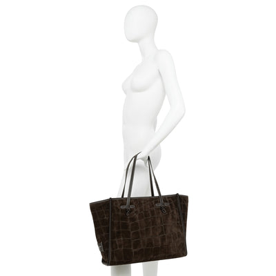 Borsa shopper Donna con stampa cocco Marrone scuro su modella, indossata a mano
