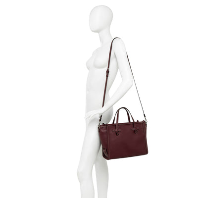Borsa Donna in pelle con tracolla regolabile bordeaux indossata con tracolla da modella