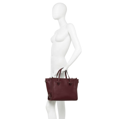 Borsa Donna in pelle con tracolla regolabile bordeaux indossata a mano da modella
