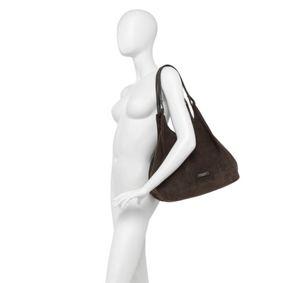 Borsa a spalla DUA in pelle scamosciata marrone indossata da modella