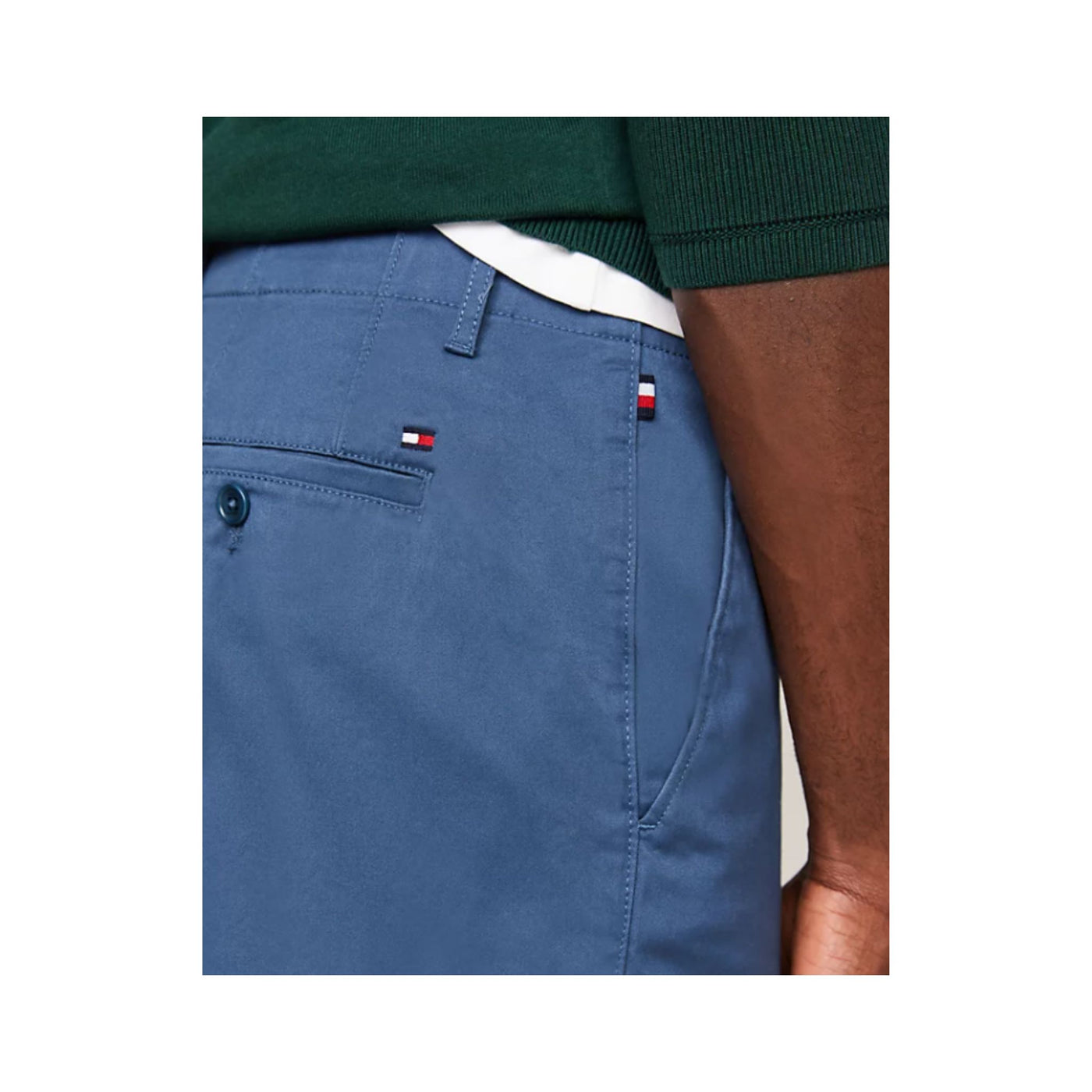 Immagine ravvicinata tasca con bottone sul retro e bandierina ricamata
