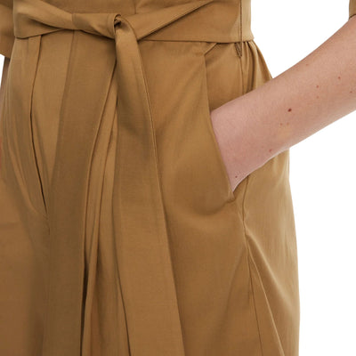 Acquista subito la Salopette donna, realizzata in misto cotone, pantaloncini con due tasche laterali e cinturino in vita removibile firmata MaxMara su Old England: vieni a scoprire tutta la collezione sul nostro sito