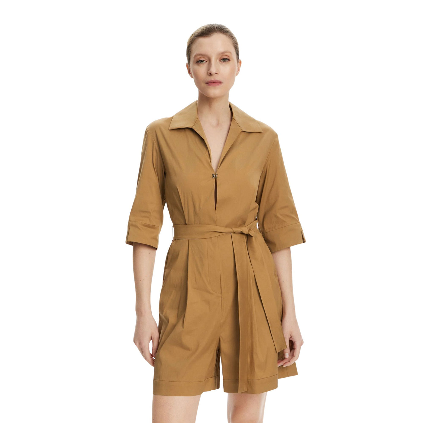 Acquista subito la Salopette donna, realizzata in misto cotone, pantaloncini con due tasche laterali e cinturino in vita removibile firmata MaxMara su Old England: vieni a scoprire tutta la collezione sul nostro sito