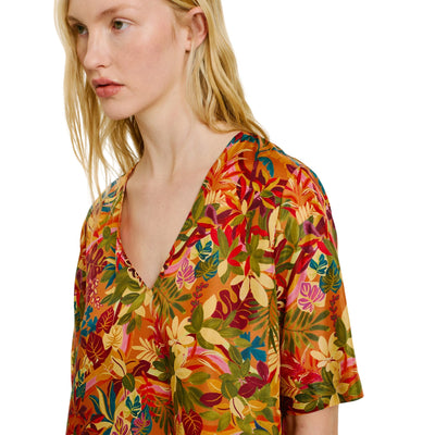 Abito Carnaval da Donna con stampa multi all over modella ravvicinata