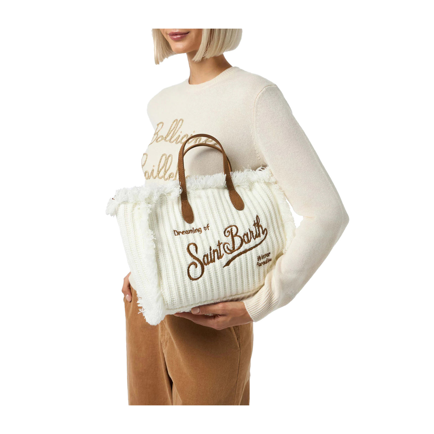 Modella con Borsa a mano con design a coste e logo marrone