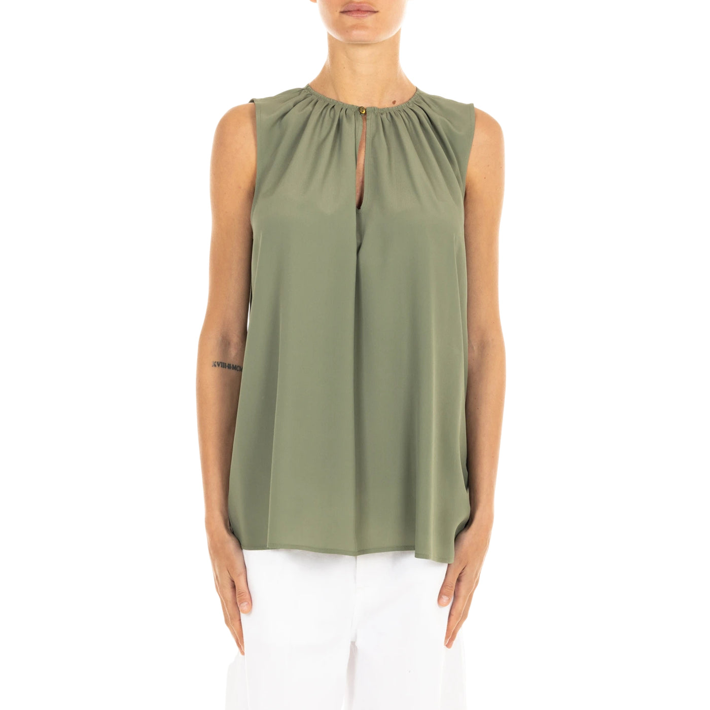 Top Cris da Donna in tinta unita verde modella frontale