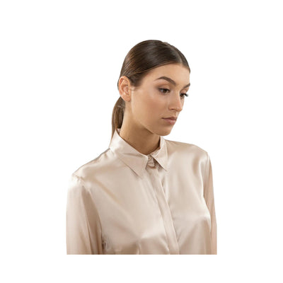 Women's shirt with details on the shoulders