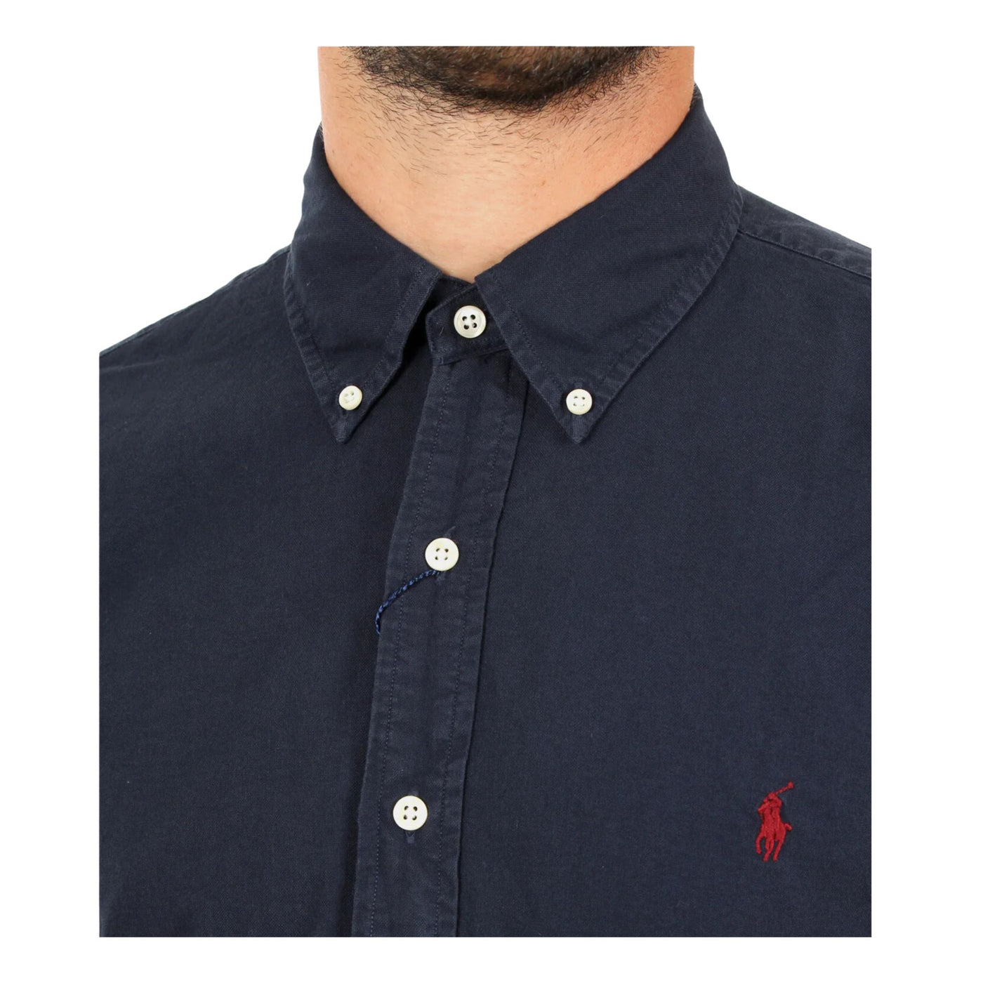 Dettaglio camicia da uomo blu ,con logo ricamato Polo Ralph Lauren,con chiusura bottoni e colletto classico.