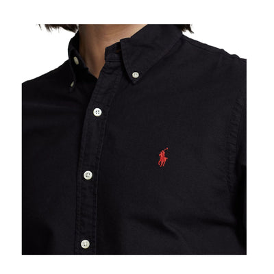 Dettaglio del logo ricamato su Polo Ralph Lauren, chiusura con bottoni e colletto classico