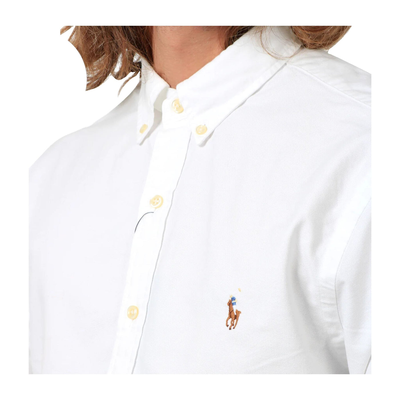 Dettaglio del logo ricamato su Polo Ralph Lauren, chiusura con bottoni e colletto classico